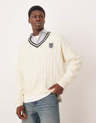 ASOS DESIGN - Pull coupe carrée oversize en maille torsadée à liseré et badge universitaire - Crème-Neutral