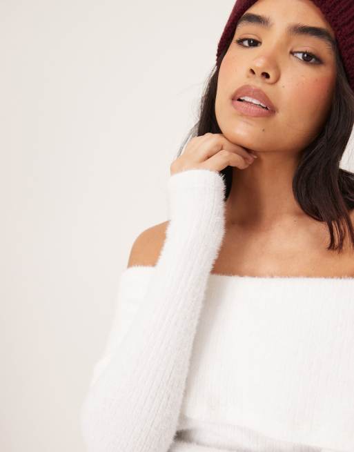 ASOS DESIGN Pull duveteux asymétrique à épaules dénudées Blanc