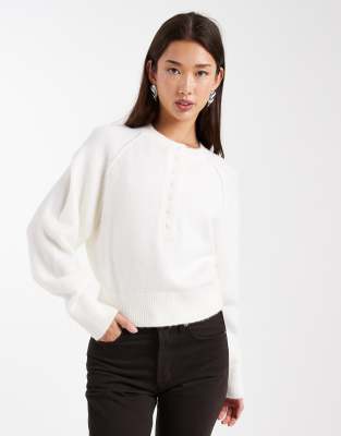 ASOS DESIGN - Pull en maille à col boutonné et manches longues - Crème-Blanc