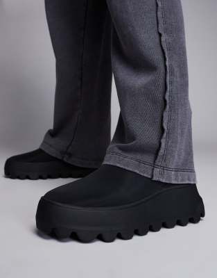 pull on boots in black with chunky sole