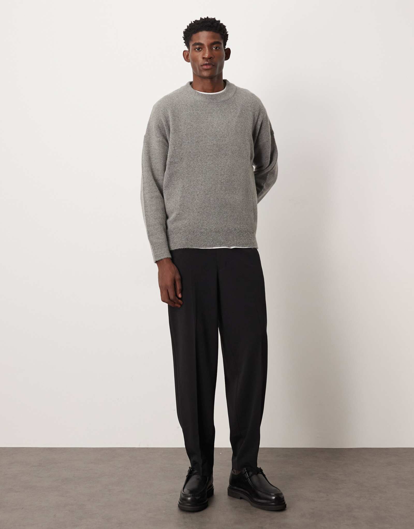 Зауженные брюки-клеш большого размера черного цвета со складками спереди от ASOS DESIGN