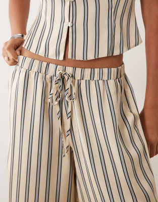 Asos Design Pull On Satin Bermuda In White