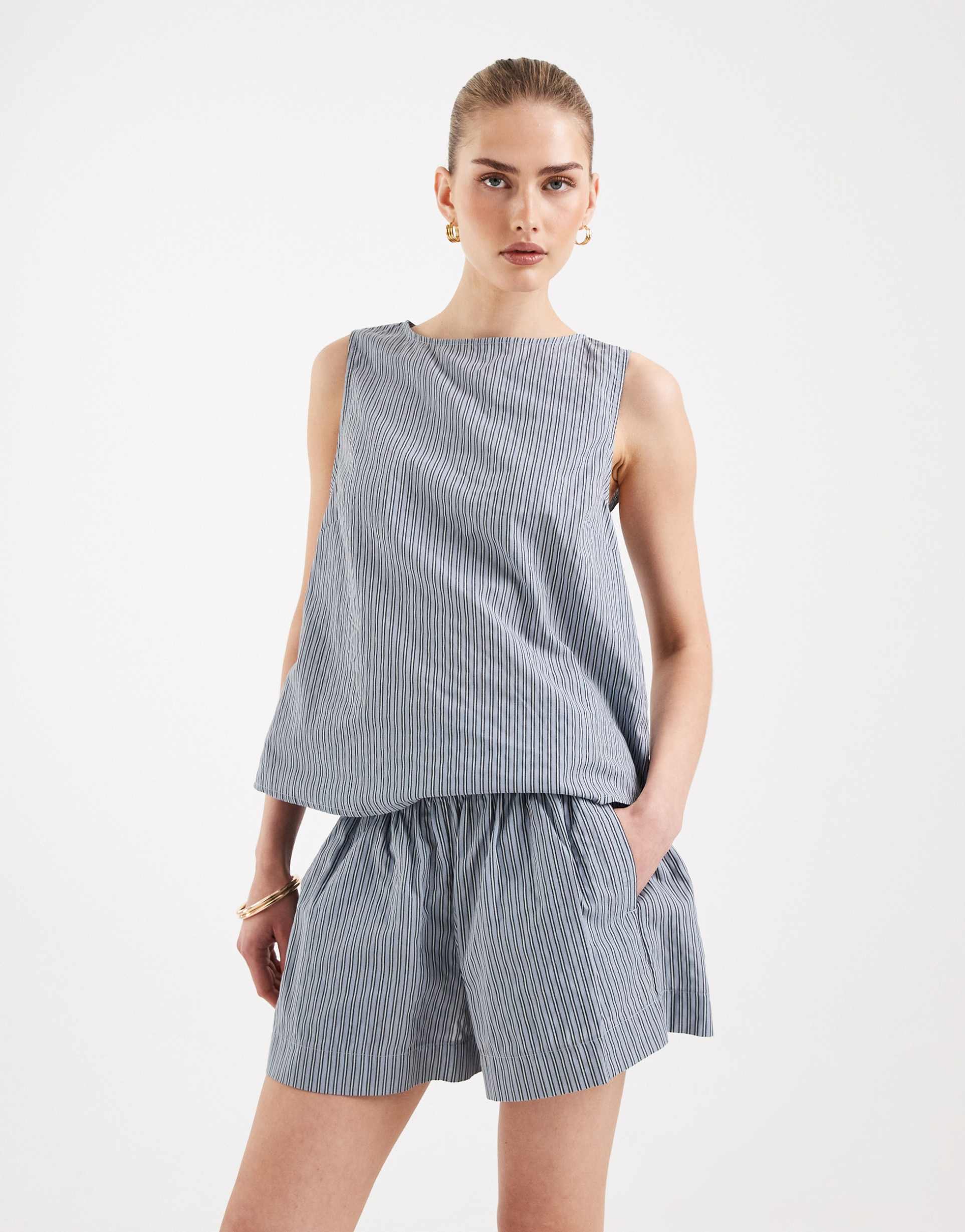 asos design pull on shorts in blue stripes