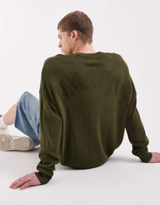 ASOS DESIGN - Pull oversize en maille avec col ras de cou et inscription Marais » brodée au dos - Kaki-Vert