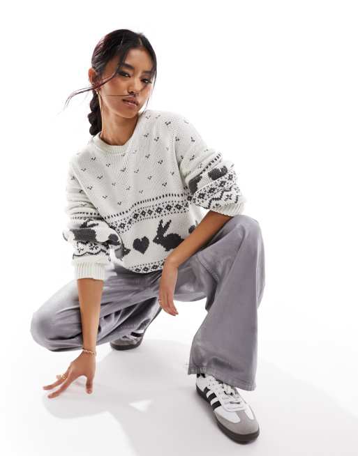 ASOS DESIGN - Pull oversize en maille avec lapins en point de croix - Ivoire