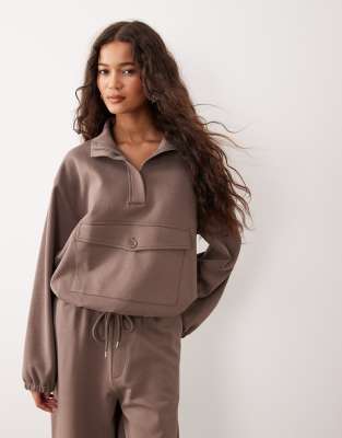 ASOS DESIGN - Pullover aus Interlock in Kaffeebraun mit extremem Stehkragen und kurzem Reißverschluss, Kombiteil-Brown