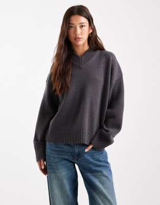 ASOS DESIGN - Pullover aus Lammwolle in Anthrazit mit hohem V-Ausschnitt-Grau