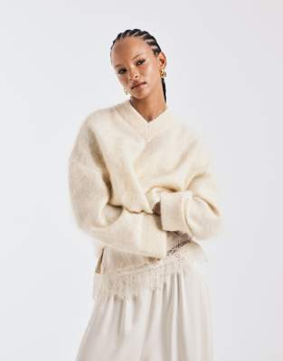 ASOS DESIGN - Pullover aus Mohair in Buttermilchgelb mit V-Ausschnitt und weiten Ärmeln