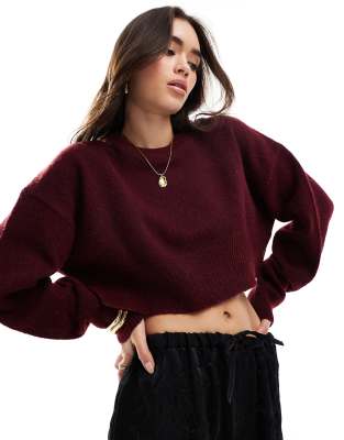 ASOS DESIGN - Pullover in Burgunder mit kurzem Schnitt, Rundhalsausschnitt und Saumschlitz-Rot