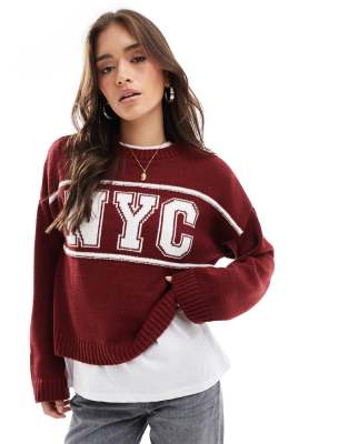 ASOS DESIGN - Pullover in Burgunderrot mit Rundhalsausschnitt und „NYC"-Schriftzug