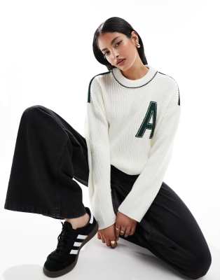 ASOS DESIGN - Pullover in Creme mit Rundhalsausschnitt im College-Stil-Weiß