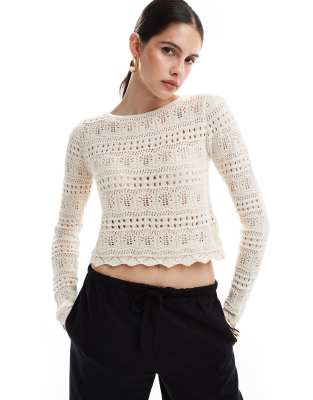 ASOS DESIGN - Pullover in Creme mit Rundhalsausschnitt, Strickmustermix und Muschelkantensaum-Weiß