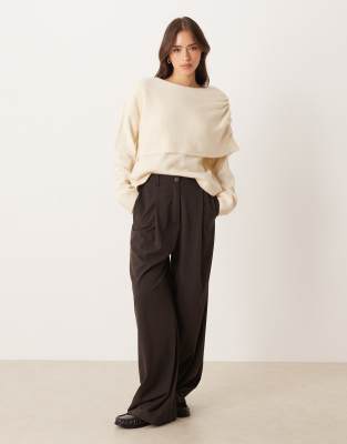 ASOS DESIGN - Pullover in Cremeweiß mit asymmetrischem Cape-Detail