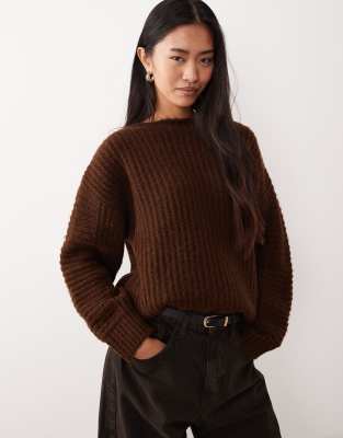 ASOS DESIGN - Pullover in Schokobraun mit U-Boot-Ausschnitt, Blousonärmeln und geripptem Oberarm-Detail-Brown