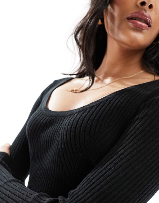 Schwarzer Kurzer Pullover Mit Ausschnitt Weibliche Brust. Lizenzfreie  Fotos, Bilder und Stock Fotografie. Image 139912408.
