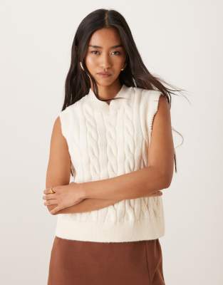 ASOS DESIGN - Pullunder in Ecru mit hohem V-Ausschnitt und Zopfmuster-Weiß
