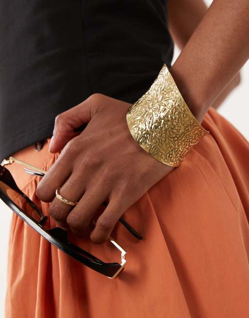 ASOS DESIGN - Pulsera grande dorada rígida con diseño repujado, 3 de 4