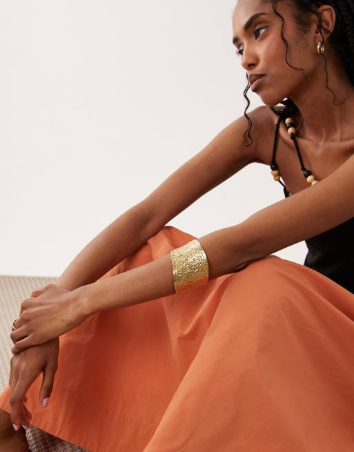 ASOS DESIGN - Pulsera grande dorada rígida con diseño repujado, 4 de 4