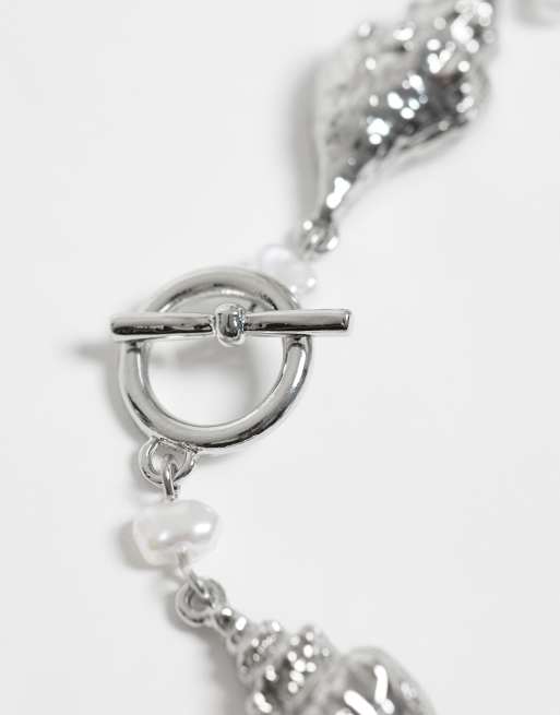 ASOS DESIGN - Pulsera plateada con barra en T y diseño de conchas, 2 de 3
