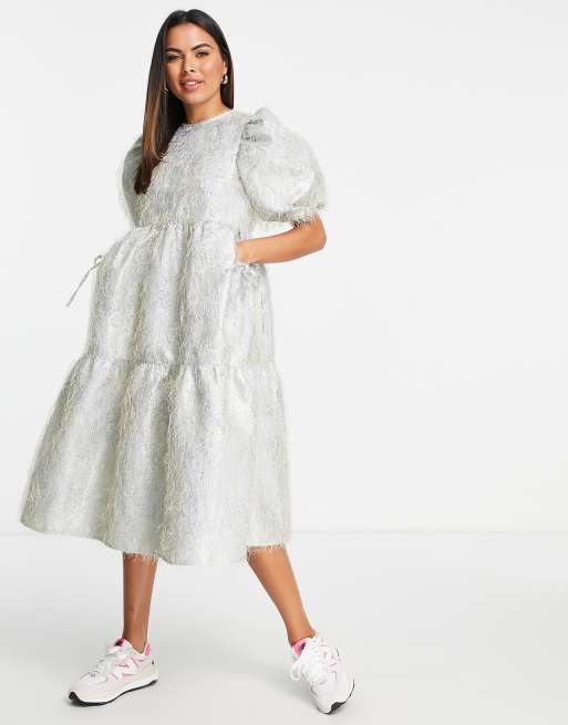 ASOS DESIGN – Puszysta żakardowa sukienka midi w kolorze niebieskim o warstwowym kroju z naszytymi wypukłymi kieszeniami