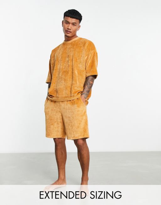ASOS DESIGN – Pyjama aus geripptem Velours in Gelb mit T-Shirt und Shorts