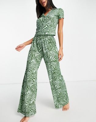 ASOS DESIGN – Pyjama aus Hemd und Hose in Grün mit Marmormuster