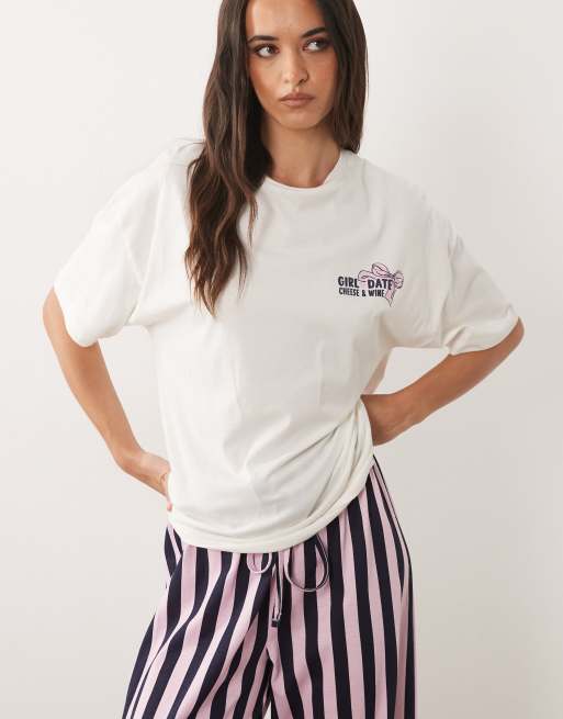 ASOS DESIGN – Pyjama aus kurzärmligem Oberteil mit Käse- und Weingrafik und Hose, 2 von 4