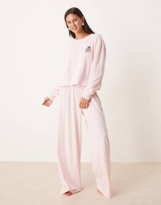 ASOS DESIGN - Pyjama aus langärmligem Lounge-Oberteil und Hose mit weitem Bein in Hellrosa mit gesticktem Espresso-Motiv...