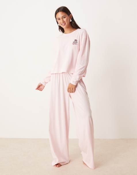 ASOS DESIGN – Pyjama aus langärmligem Lounge-Oberteil und Hose mit weitem Bein in Hellrosa mit gesticktem Espresso-Motiv - view 1