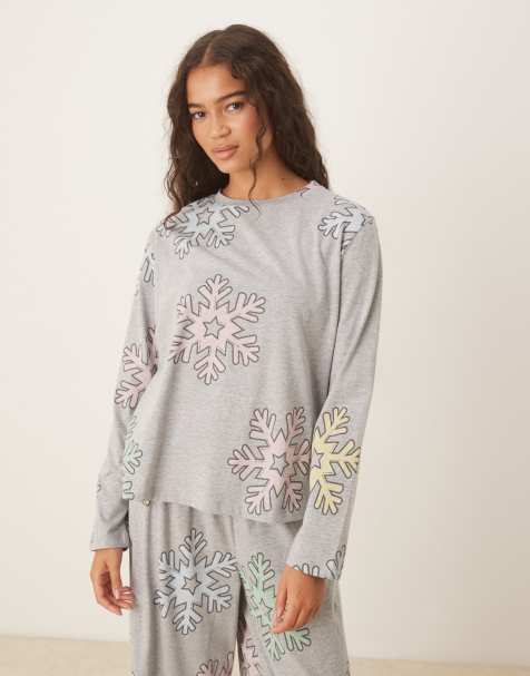 ASOS DESIGN – Pyjama aus langärmligem Oberteil und Hose mit Schneeflockenmuster - view 1