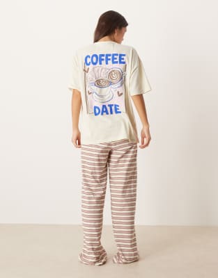 ASOS DESIGN - Pyjama aus Oversize-T-Shirt mit „Coffee Date"-Print und Hose mit weitem Bein, in Braun-Bunt