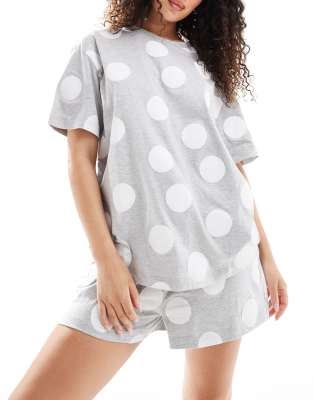 ASOS DESIGN - Pyjama aus Oversize-T-Shirt und Shorts in meliertem Grau mit Punkte-Muster