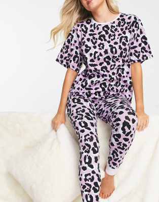 ASOS DESIGN - Pyjama aus Oversized-T-Shirt und Leggings mit Tierfellmuster in Lila und Grün-Bunt