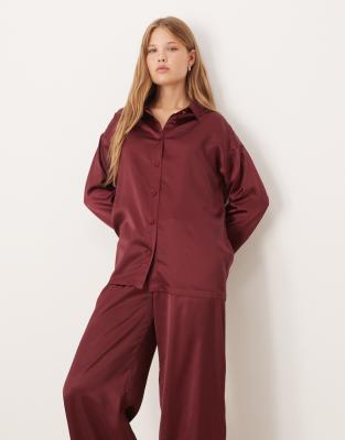 ASOS DESIGN - Pyjama aus Satin mit Hemd und Hose in Burgunderrot