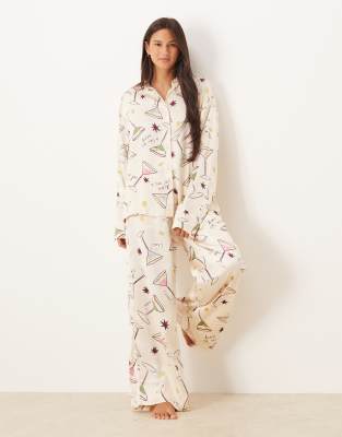 ASOS DESIGN - Pyjama aus Satin mit Oversize-Schnitt und Cocktail-Printmuster, bestehend aus Hemd und Hose-Weiß