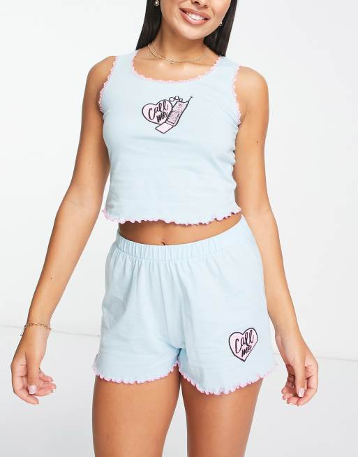 ASOS DESIGN – Pyjama aus Trägertop und Shorts in Blau mit gekräuseltem Saum und „Call Me“-Print 