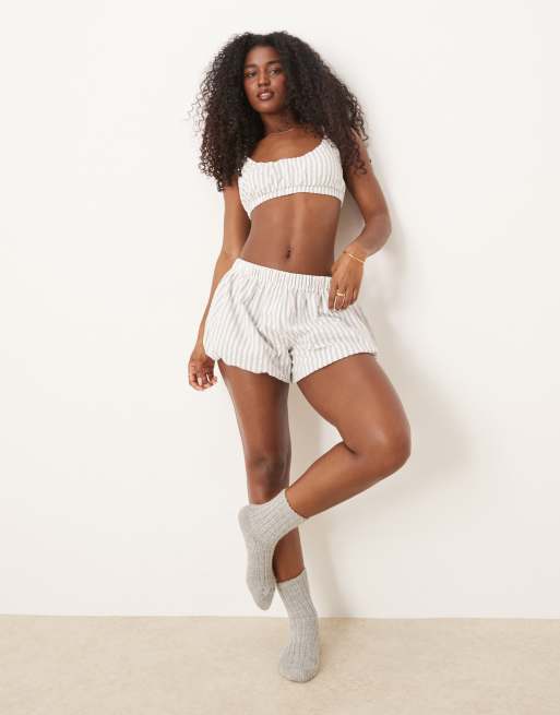 ASOS DESIGN – Pyjama aus Webstoff mit grauen Streifen, aus Bustier und Bloomer-Shorts, 4 von 4
