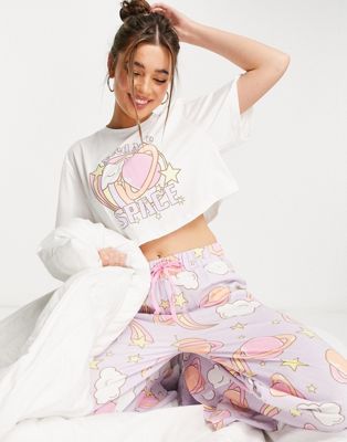 ASOS DESIGN - Pyjama avec pantalon large et t-shirt crop top à inscription « Need More Space » - Blanc/violet | ASOS