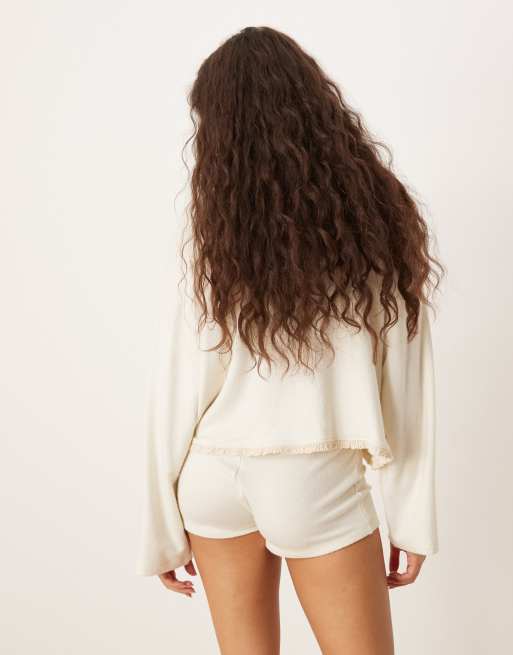 ASOS DESIGN – Pyjama-Boyshorts aus weichem Jersey in Cremeweiß mit floralem Besatz, 3 von 4