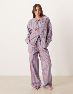 ASOS DESIGN - Pyjama in Blau mit Streifen in Orange und Schleifendetail-Bunt