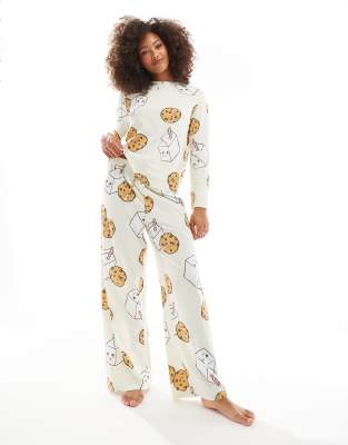 ASOS DESIGN - Pyjama in Braun mit Keks- und Milchmuster aus langärmligem Oberteil und Hose-Weiß