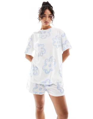 ASOS DESIGN - Pyjama in Cremeweiß mit Blumenmuster, aus Oversize-T-Shirt und Shorts