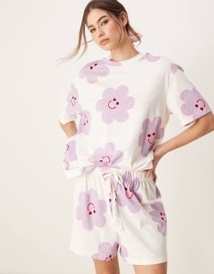 ASOS DESIGN - Pyjama in Cremeweiß mit Blumenmuster mit Oversize-T-Shirt und Shorts-Grün