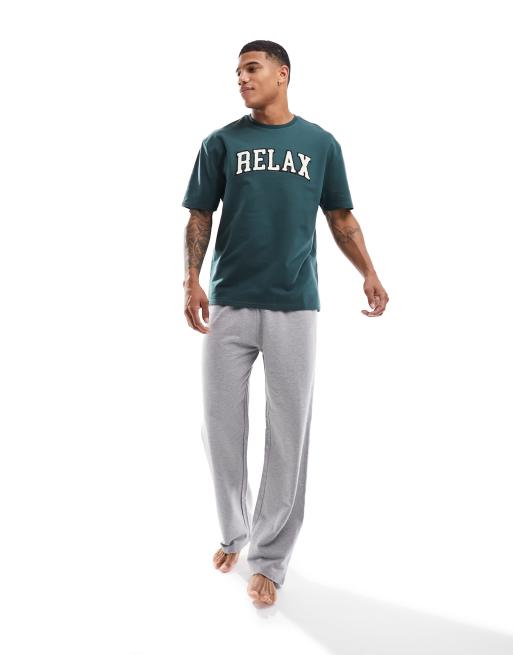 ASOS DESIGN – Pyjama in Grün mit strukturiertem „Relax“-Schriftzug