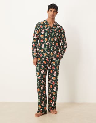 Pyjama in Grün mit weihnachtlichem Figuren-Grafikprint Grün S