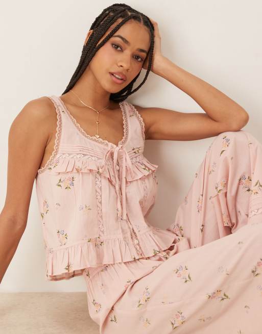 ASOS DESIGN – Pyjama in Rosa mit Blümchenmuster bestehend aus Rüschen-Camisole mit Knopfleiste und Hose, 2 von 4