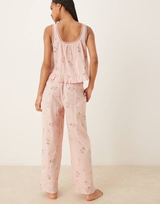 ASOS DESIGN – Pyjama in Rosa mit Blümchenmuster bestehend aus Rüschen-Camisole mit Knopfleiste und Hose, 3 von 4