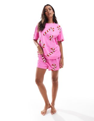 ASOS DESIGN - Pyjama in Rosa mit Oversize-T-Shirt und Shorts mit Zuckerstangen-Muster