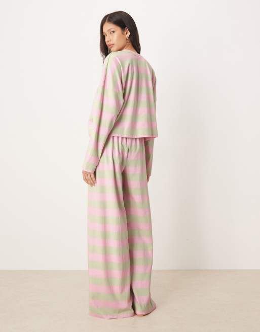 ASOS DESIGN – Pyjama in Rosa und Mintgrün gestreift, mit langärmligem Oberteil und weiter Hose, 3 von 4