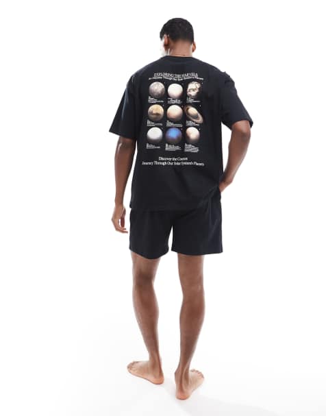 ASOS DESIGN – Pyjama in Schwarz mit Sonnensystem-Print - view 1